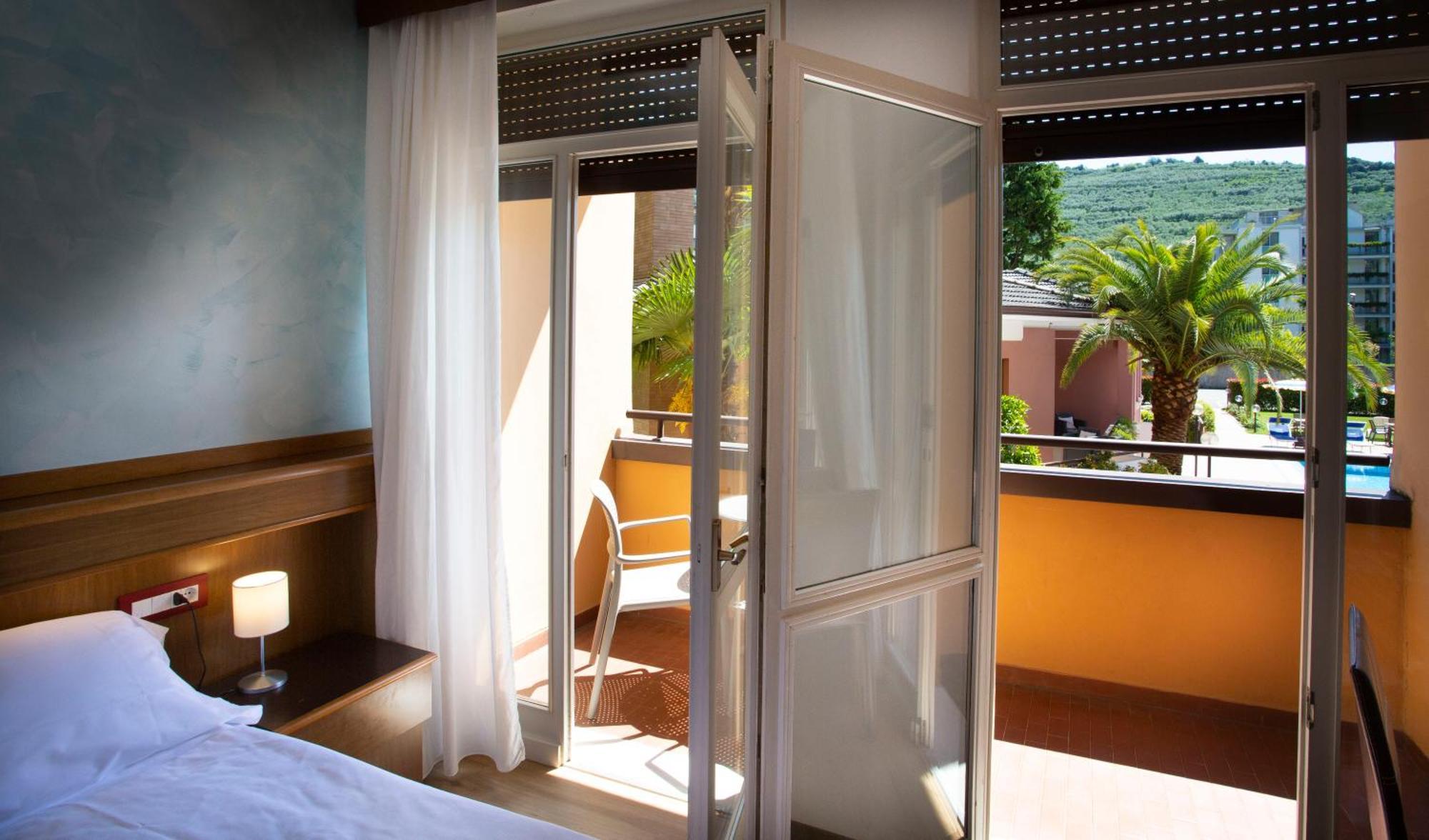 Sunlake Hotel Riva del Garda Ngoại thất bức ảnh